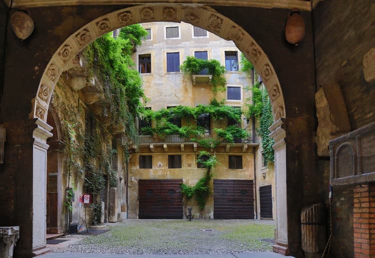 Exclusive small-circle lunch at Palazzo di Schio, for Honorary Committee members